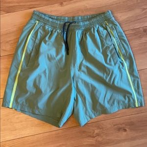 Men’s lululemon pacebreaker short, size medium